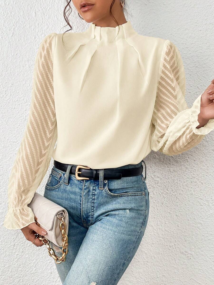 Ein stilvolles Damenoberteil mit einem eleganten Muster, das Ihrer Garderobe Klasse verleiht