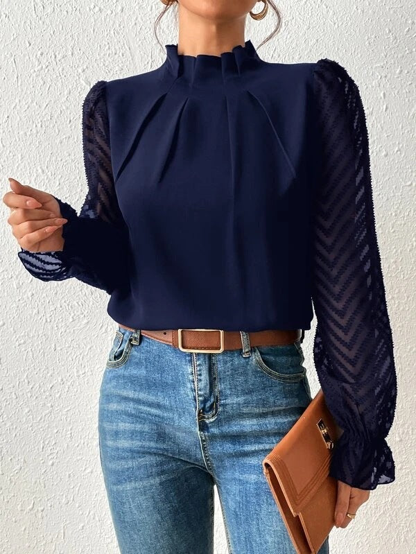 Ein stilvolles Damenoberteil mit einem eleganten Muster, das Ihrer Garderobe Klasse verleiht