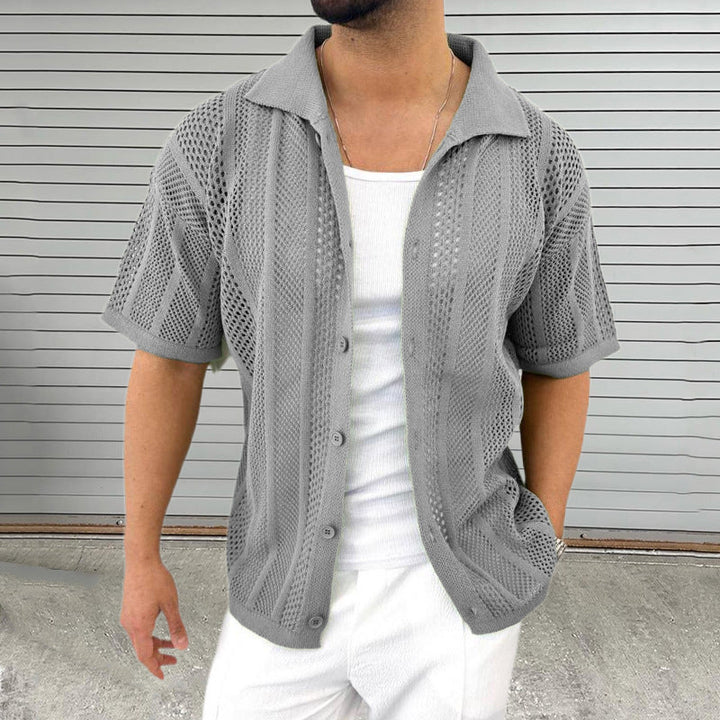 Stylisches Kurzarm-Strandhemd für Männer - atmungsaktiv und mit trendigem Perforationsmuster