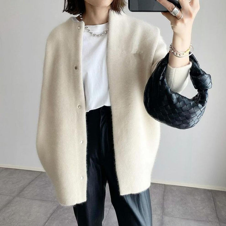 Modische Damenstrickjacke mit modernem Design für einen eleganten Stil