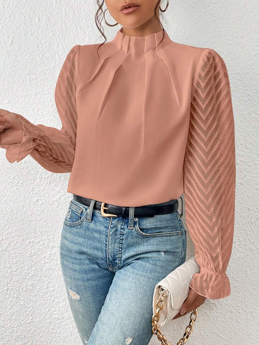 Ein stilvolles Damenoberteil mit einem eleganten Muster, das Ihrer Garderobe Klasse verleiht