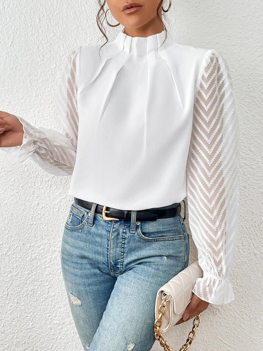 Ein stilvolles Damenoberteil mit einem eleganten Muster, das Ihrer Garderobe Klasse verleiht