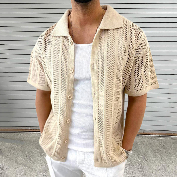 Stylisches Kurzarm-Strandhemd für Männer - atmungsaktiv und mit trendigem Perforationsmuster