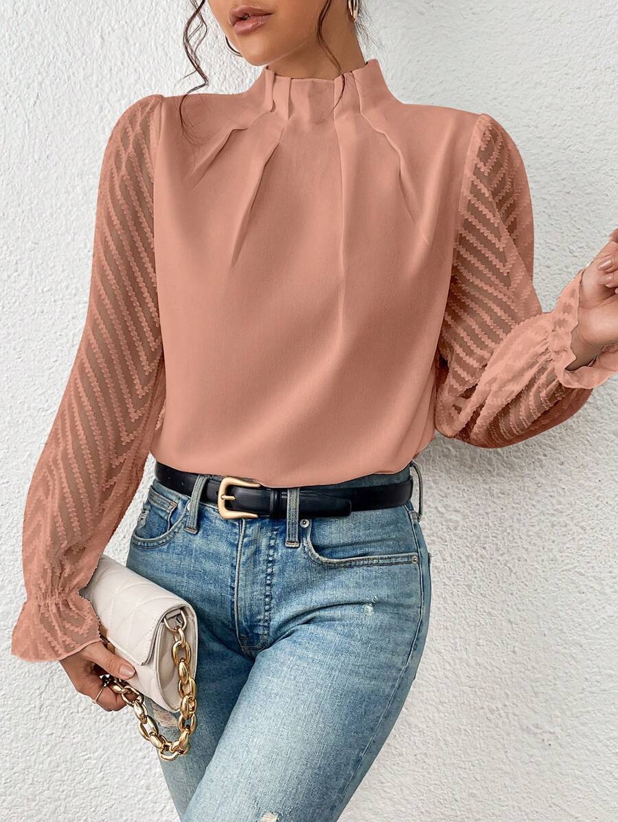 Ein stilvolles Damenoberteil mit einem eleganten Muster, das Ihrer Garderobe Klasse verleiht