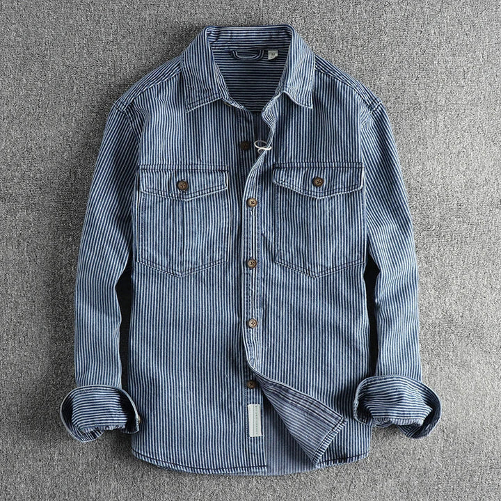 Elegantes und stilvolles Herrenhemd aus Vintage-Denim - ein klassischer und zeitloser Look