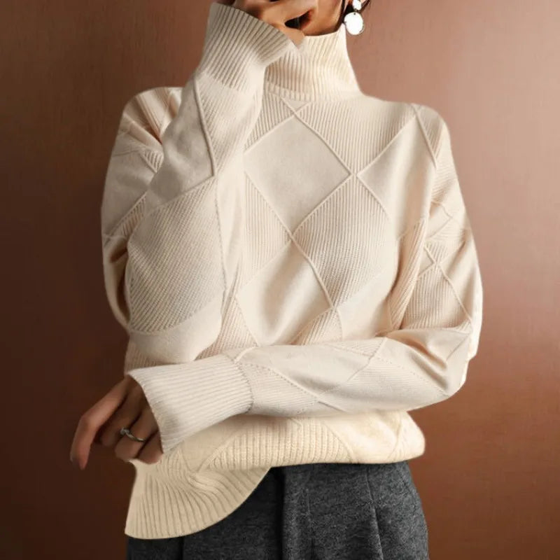 Klassischer Damenpulli mit elegantem hohen Kragen für einen einzigartigen Stil
