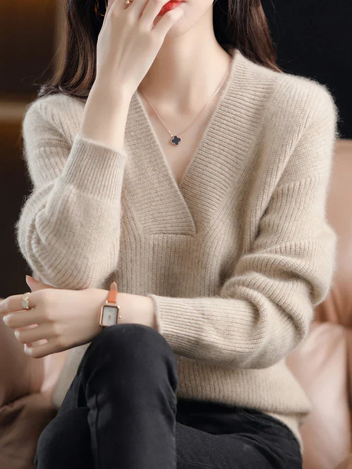 Modischer Damenstrickpullover mit spitzem Ausschnitt für einen eleganten Look