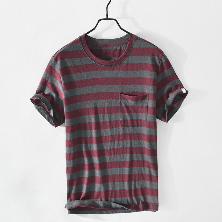 Florian | Modisches gestreiftes T-Shirt mit Brusttasche im modernen skandinavischen Stil