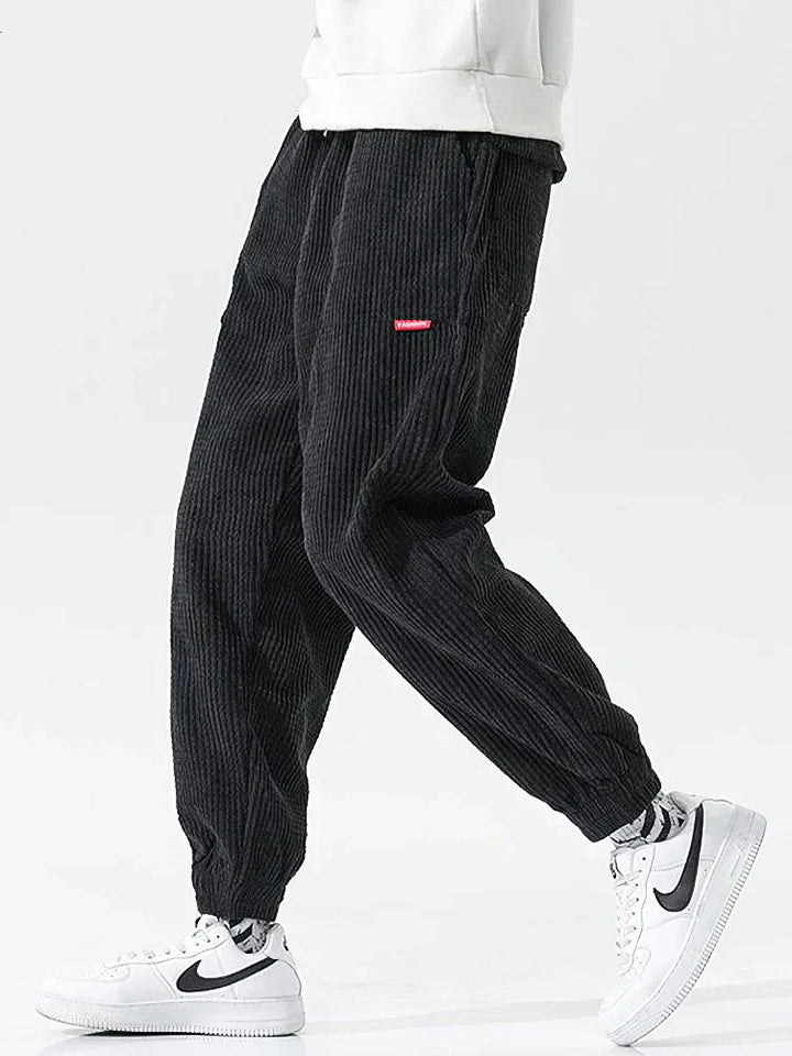 Bequeme und weite Herren-Cord-Laufhose - kombiniert Komfort mit modernem Stil