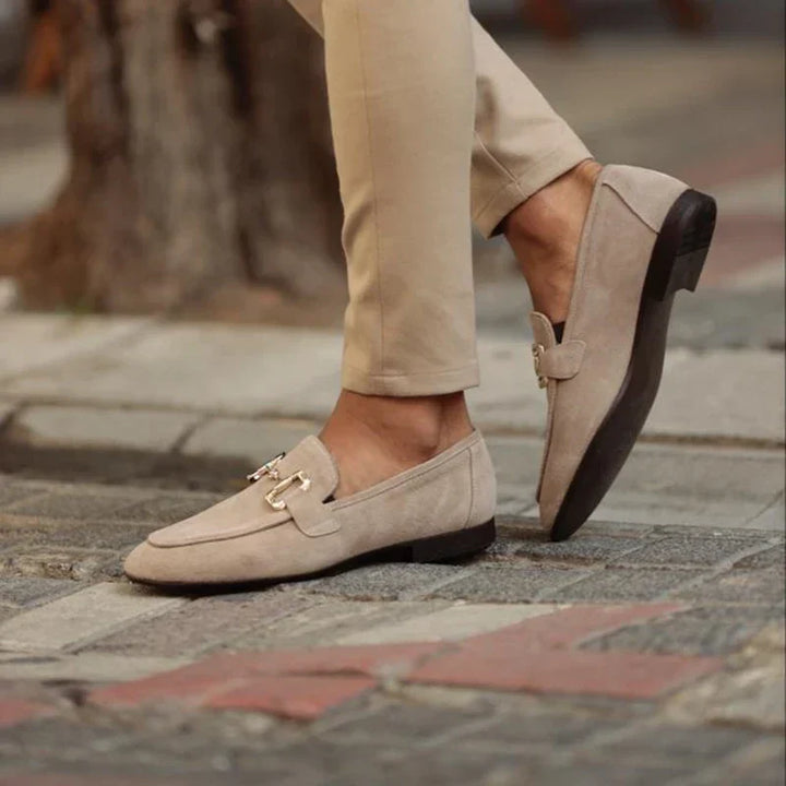 Exklusive Herren-Slipper aus Wildleder mit Schnürsenkeln - das perfekte elegante Accessoire