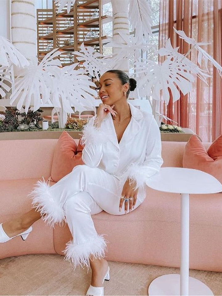 Belinay Luxe Tweedelige Pyjama Set met verfijnde Veerdetails voor ultiem comfort en stijl