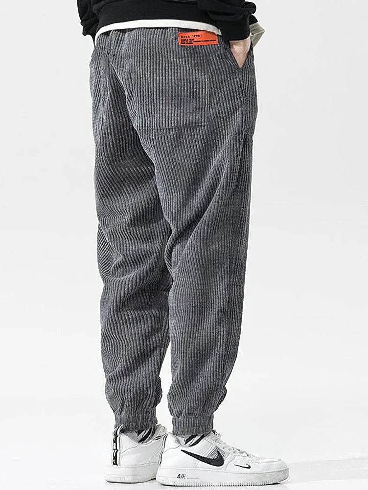 Bequeme und weite Herren-Cord-Laufhose - kombiniert Komfort mit modernem Stil