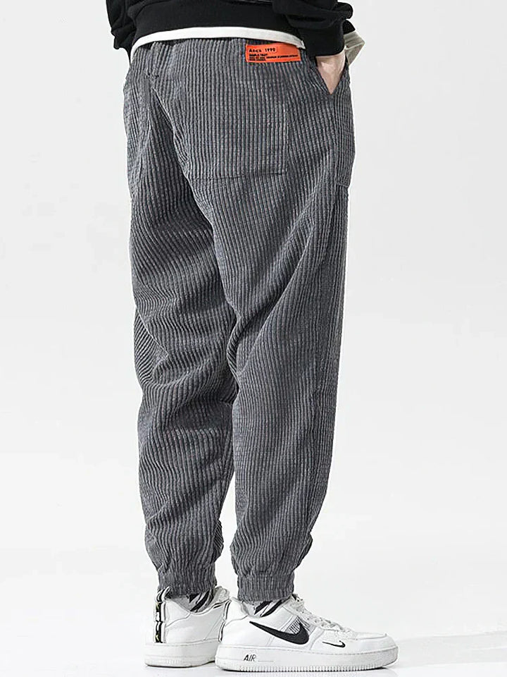 Bequeme und weite Herren-Cord-Laufhose - kombiniert Komfort mit modernem Stil