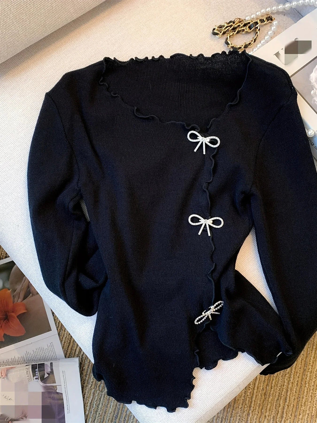 Eleganter Damenpullover mit bezaubernden Schleifen - eine stilvolle und modische Option für jede Gelegenheit
