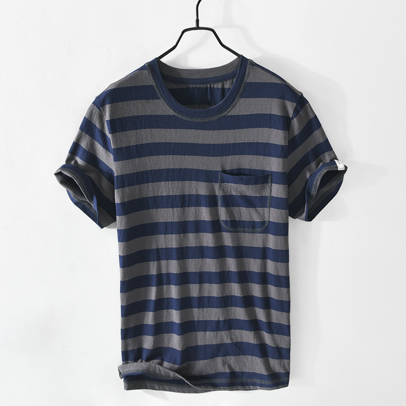 Florian | Modisches gestreiftes T-Shirt mit Brusttasche im modernen skandinavischen Stil
