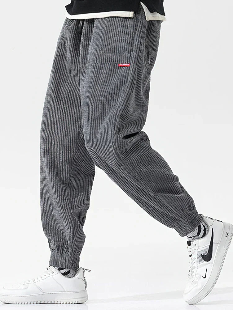 Bequeme und weite Herren-Cord-Laufhose - kombiniert Komfort mit modernem Stil