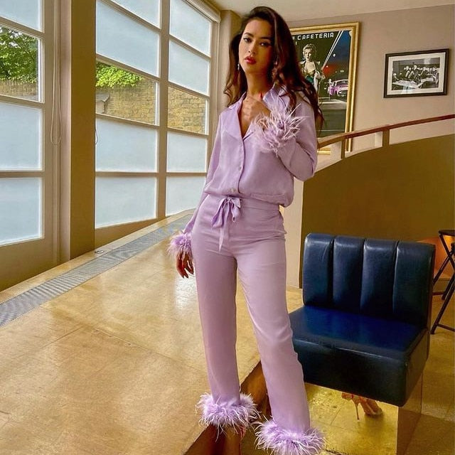 Belinay Luxe Tweedelige Pyjama Set met verfijnde Veerdetails voor ultiem comfort en stijl