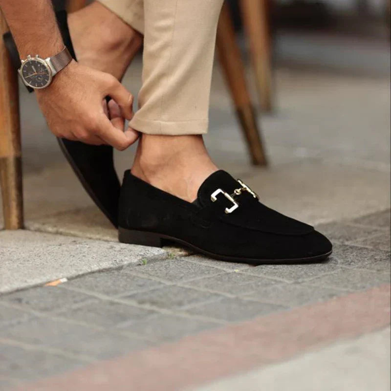 Exklusive Herren-Slipper aus Wildleder mit Schnürsenkeln - das perfekte elegante Accessoire