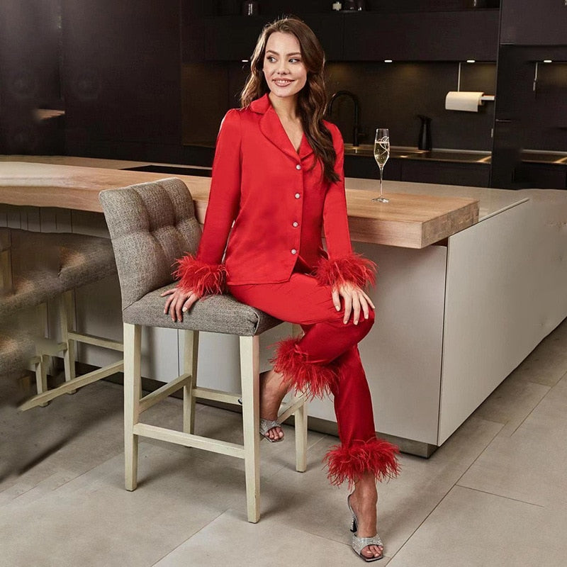 Belinay Luxe Tweedelige Pyjama Set met verfijnde Veerdetails voor ultiem comfort en stijl