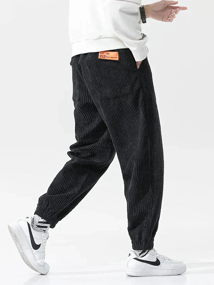 Bequeme und weite Herren-Cord-Laufhose - kombiniert Komfort mit modernem Stil