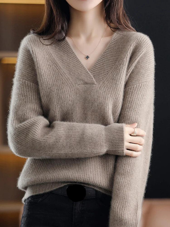 Modischer Damenstrickpullover mit spitzem Ausschnitt für einen eleganten Look