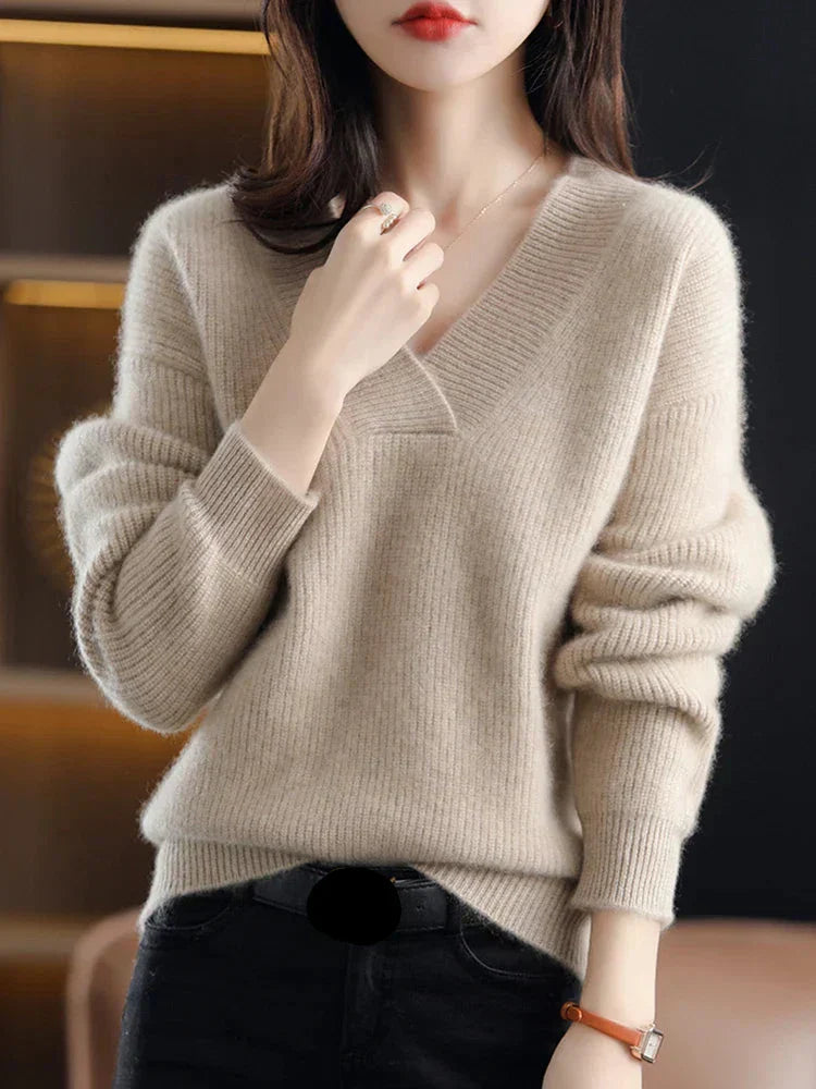 Modischer Damenstrickpullover mit spitzem Ausschnitt für einen eleganten Look