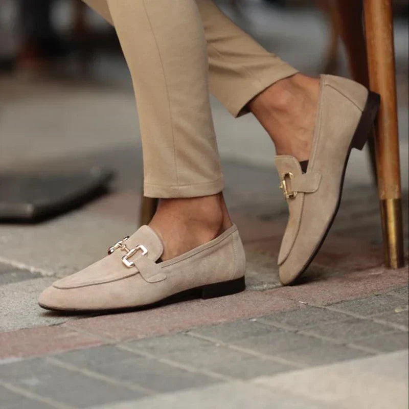 Exklusive Herren-Slipper aus Wildleder mit Schnürsenkeln - das perfekte elegante Accessoire