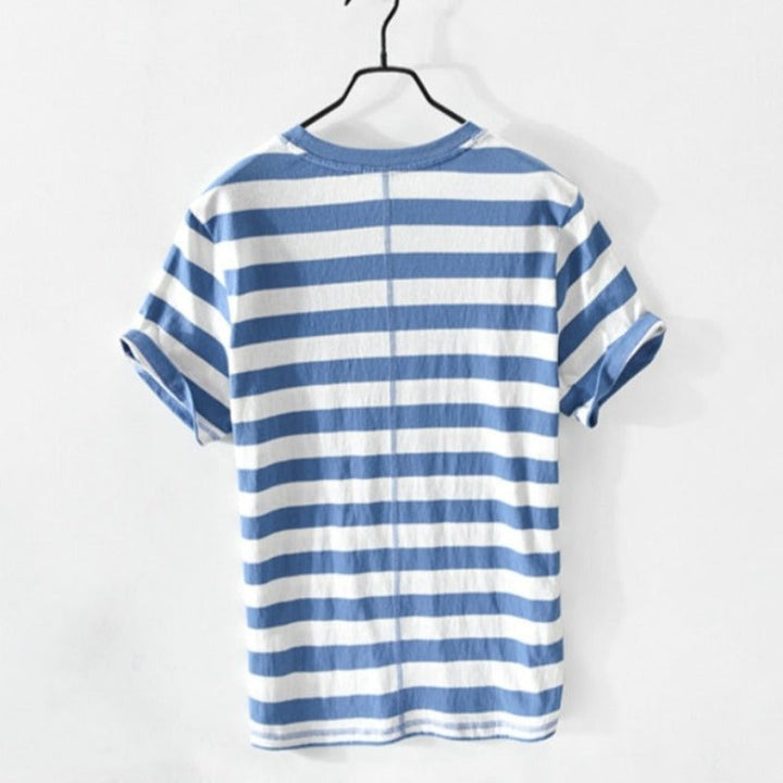 Florian | Modisches gestreiftes T-Shirt mit Brusttasche im modernen skandinavischen Stil