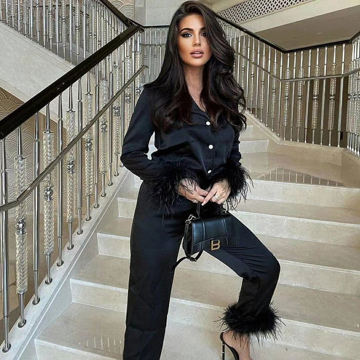 Belinay Luxe Tweedelige Pyjama Set met verfijnde Veerdetails voor ultiem comfort en stijl