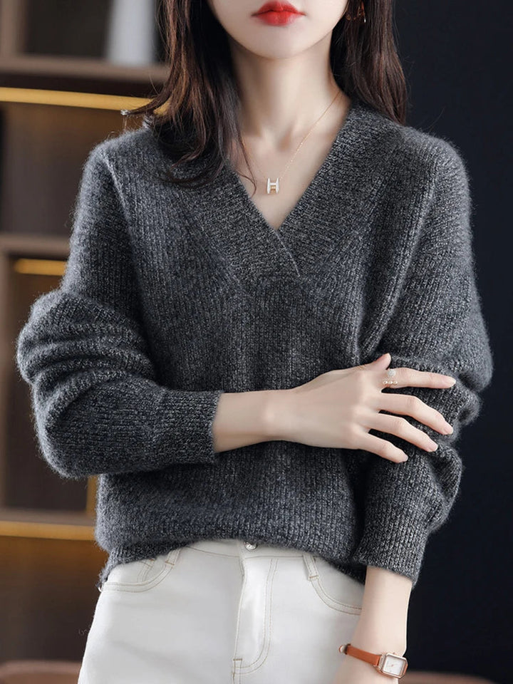 Modischer Damenstrickpullover mit spitzem Ausschnitt für einen eleganten Look