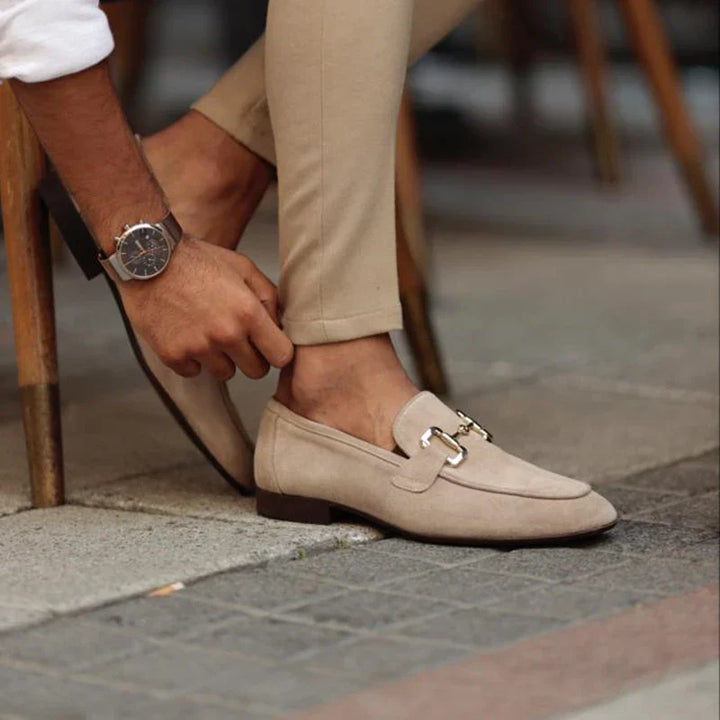 Exklusive Herren-Slipper aus Wildleder mit Schnürsenkeln - das perfekte elegante Accessoire