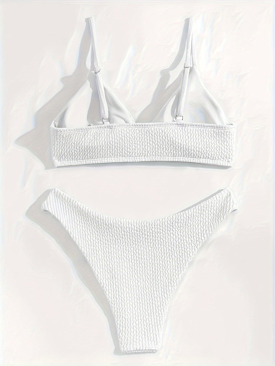 Mariessa | Stilvolles minimalistisches Bikiniset mit Textur und Triangel-Top für einen eleganten Strandauftritt
