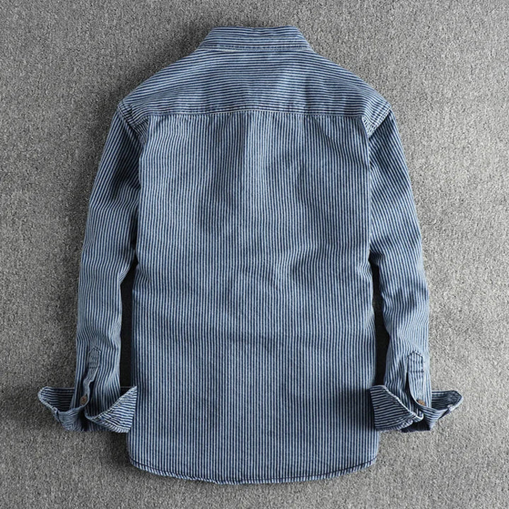 Elegantes und stilvolles Herrenhemd aus Vintage-Denim - ein klassischer und zeitloser Look