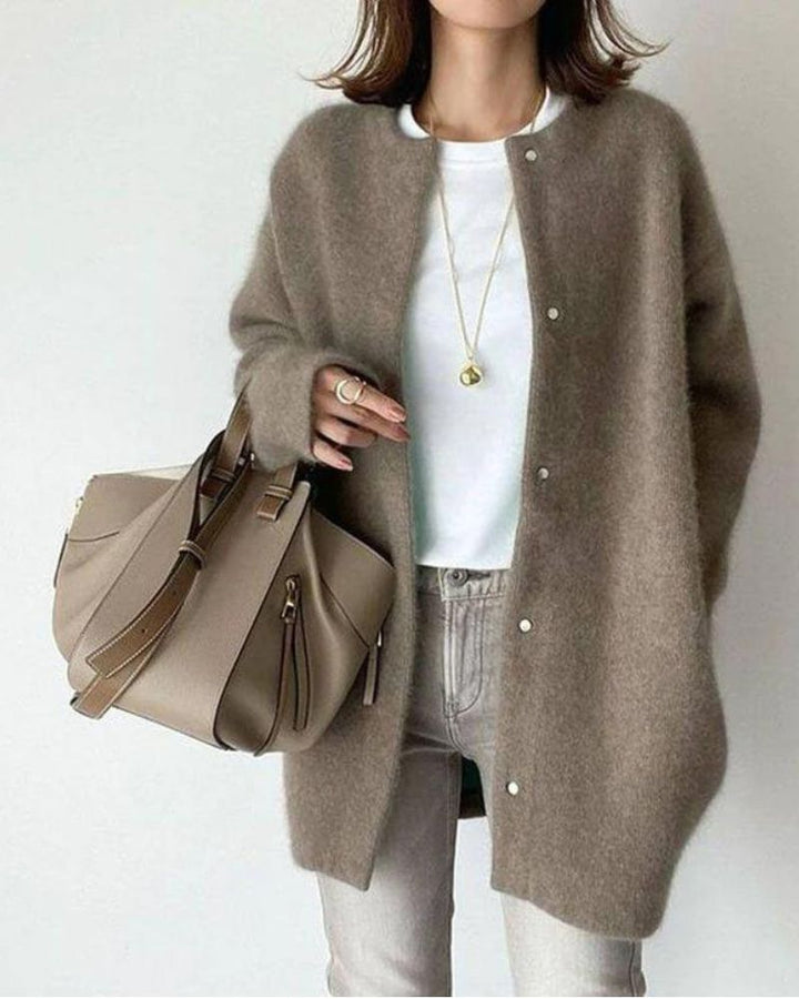 Modische Damenstrickjacke mit modernem Design für einen eleganten Stil
