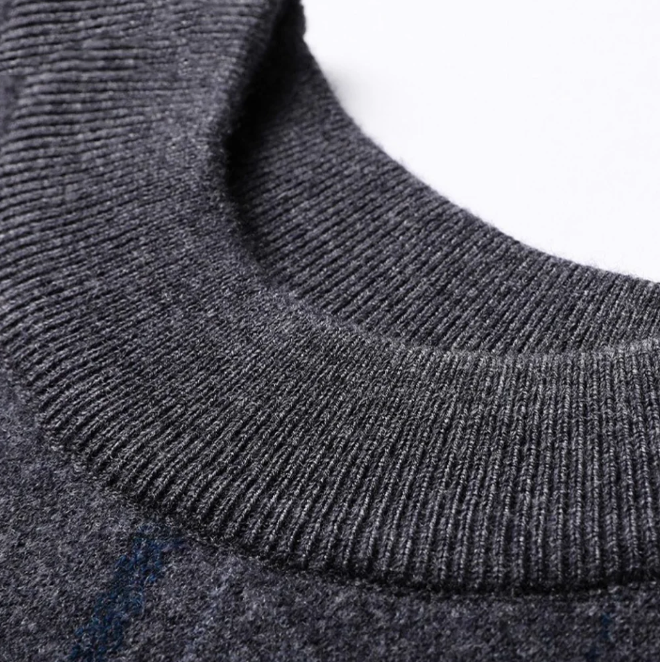 Stilvoller und eleganter Herrenpullover mit Rundhalsausschnitt aus hochwertigen Materialien