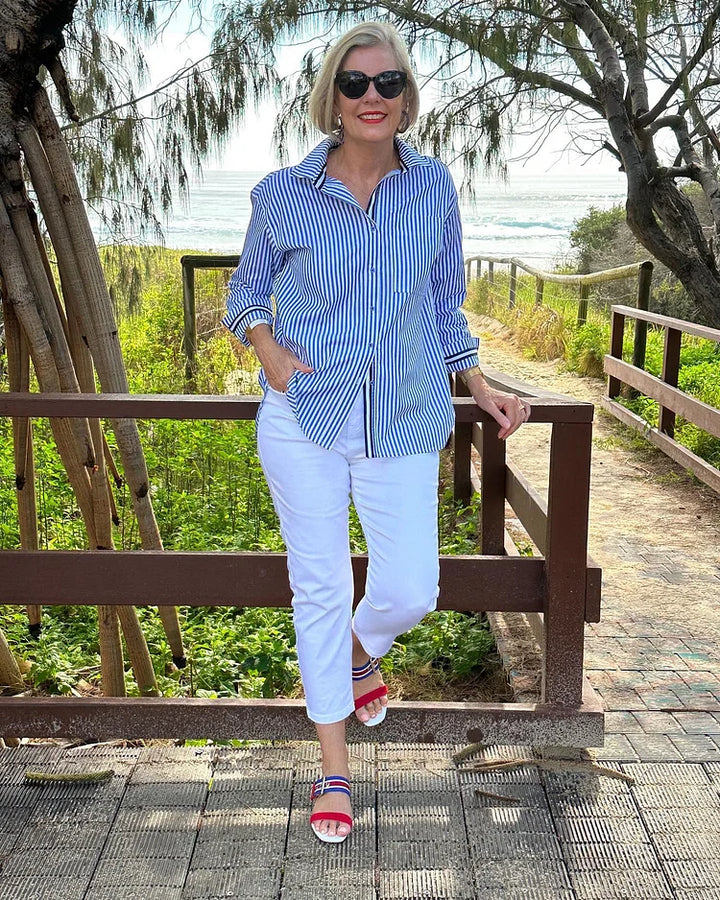 Modisches gestreiftes Button-Down-Hemd für Damen - klassisch und elegant für den Alltag