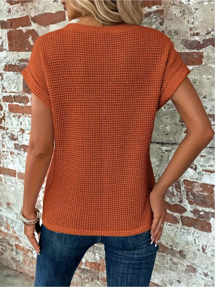 Elegantes Waffelstrick-Top für Damen mit einzigartigen, gedrehten Akzenten und stilvoll gekrempelten Ärmeln