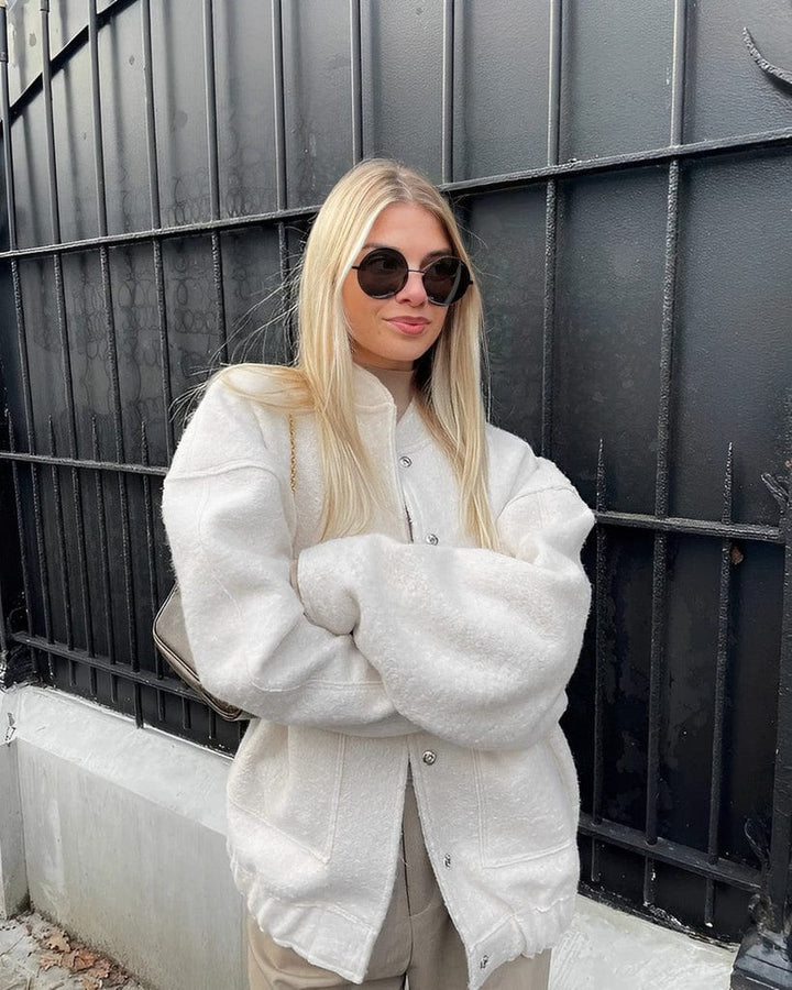 Modische Damenjacke mit funktionellen Seitentaschen