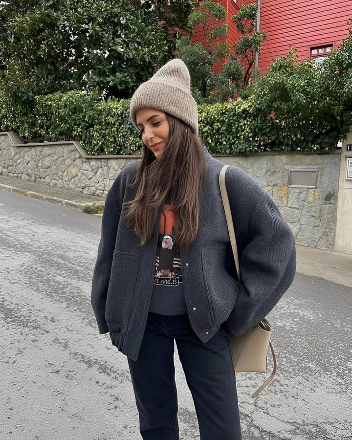 Modische Damenjacke mit funktionellen Seitentaschen