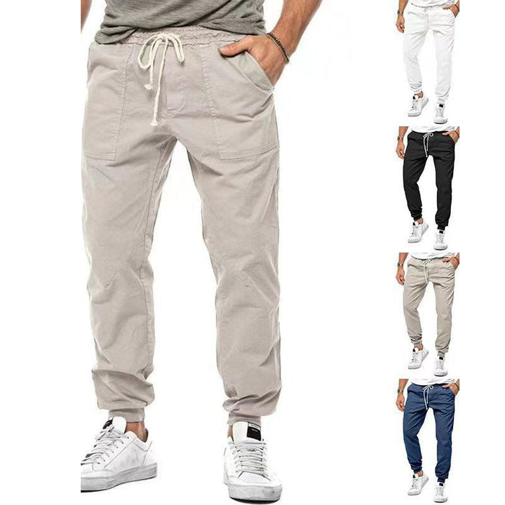 Bequeme Herren-Freizeithose im zeitlosen monochromen Stil.