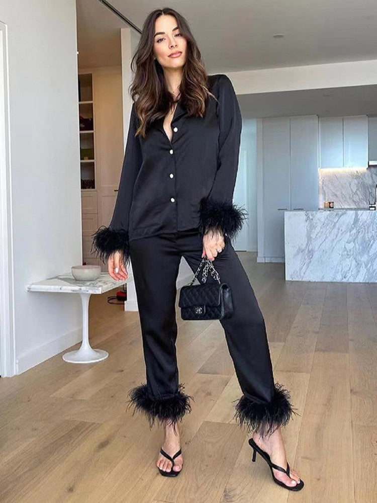 Belinay Luxe Tweedelige Pyjama Set met verfijnde Veerdetails voor ultiem comfort en stijl