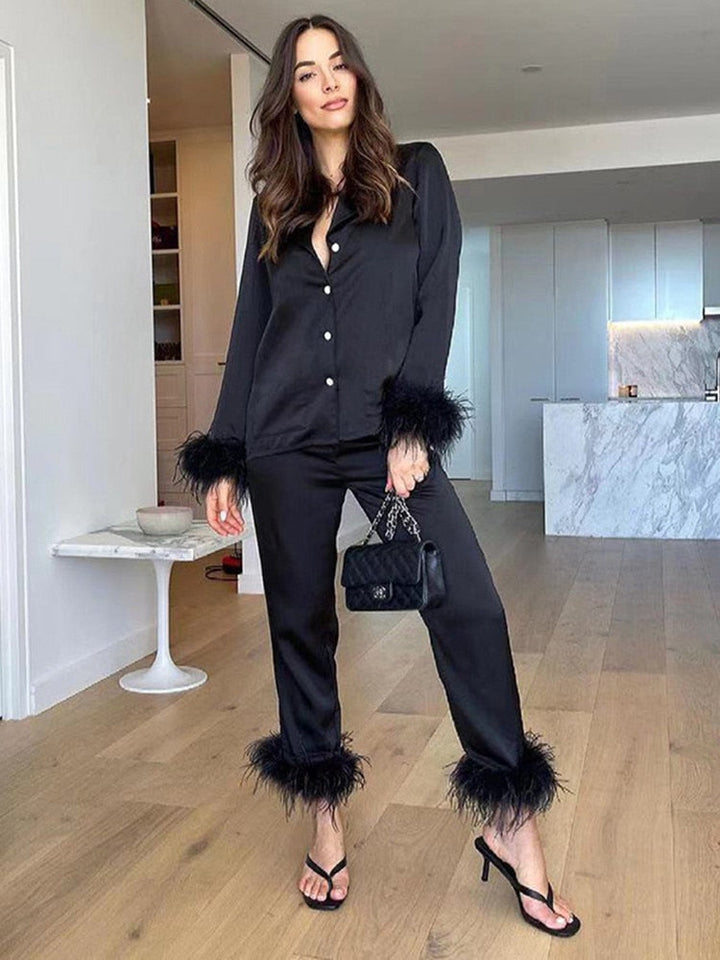 Belinay Luxe Tweedelige Pyjama Set met verfijnde Veerdetails voor ultiem comfort en stijl