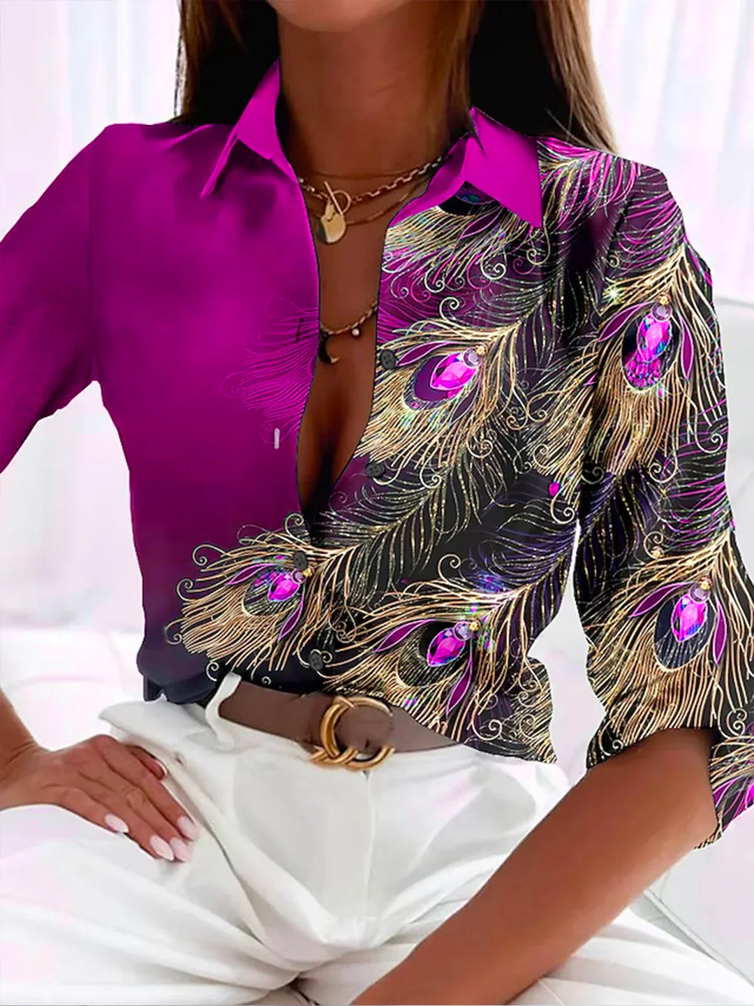 Elegante Damenbluse mit trendigem Federmuster - ein stilvoller und eleganter Look