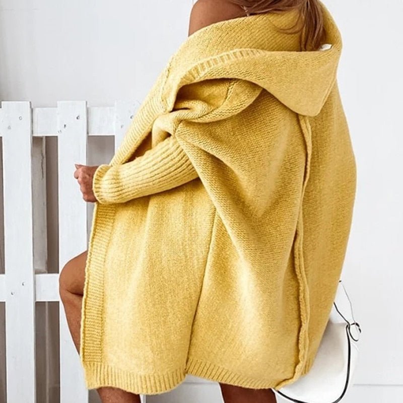 Die elegante Damenstrickjacke verleiht einen Hauch von Klasse und Schick