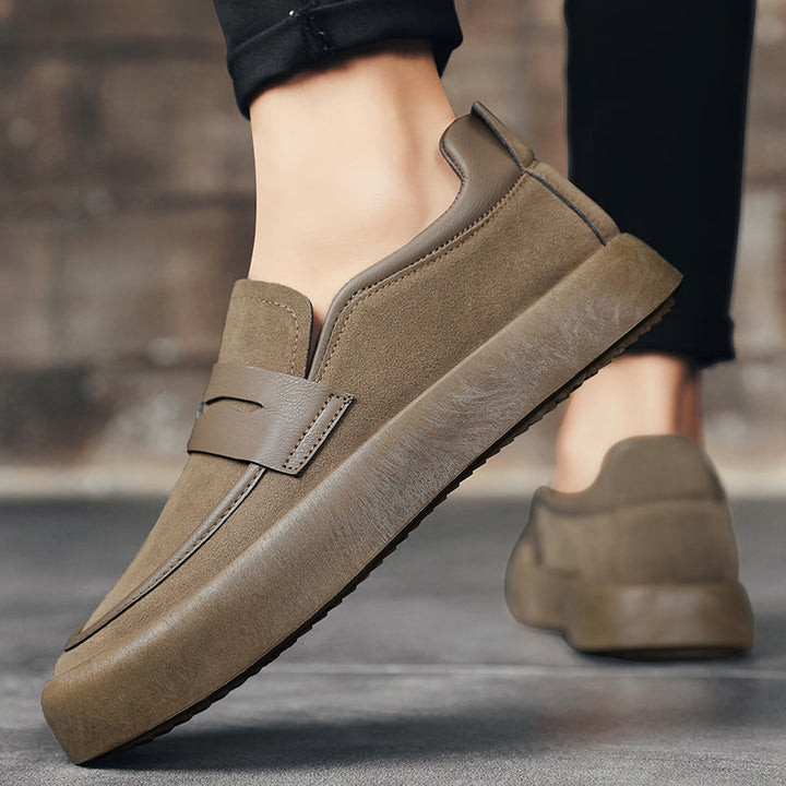 Elegante und bequeme Herren-Slipper aus Wildleder - die perfekte Wahl für jede Gelegenheit
