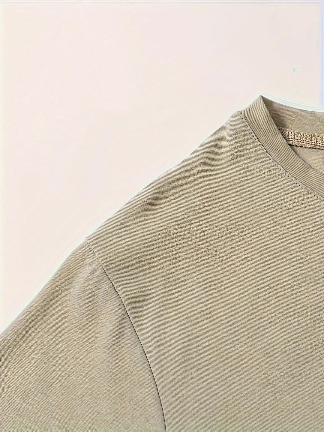 Stylisches Herren-T-Shirt von Gerhard mit auffälligem Blumen- und Wellenmuster