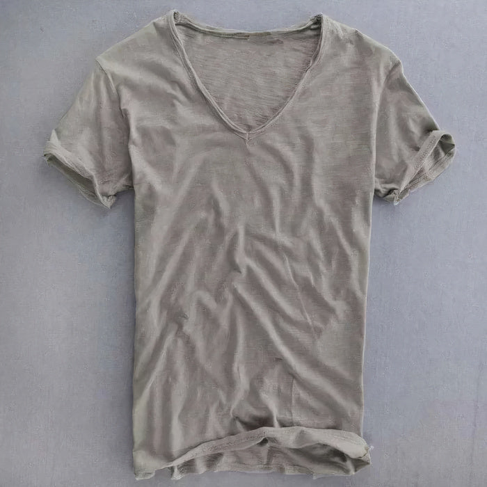 Arvid leichtes Sommer-T-Shirt mit spitzem Ausschnitt - eine bequeme und modische Wahl für heiße Tage