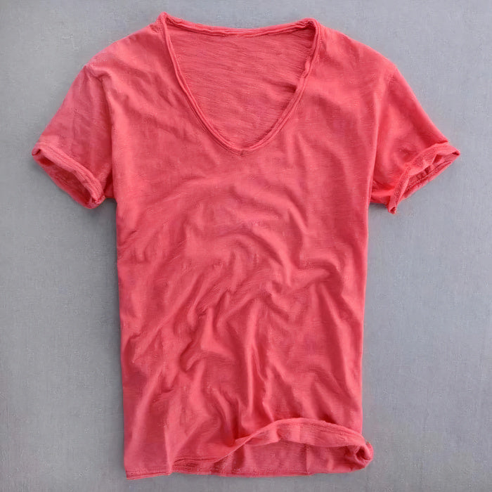 Arvid leichtes Sommer-T-Shirt mit spitzem Ausschnitt - eine bequeme und modische Wahl für heiße Tage