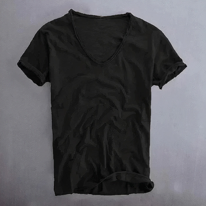 Arvid leichtes Sommer-T-Shirt mit spitzem Ausschnitt - eine bequeme und modische Wahl für heiße Tage