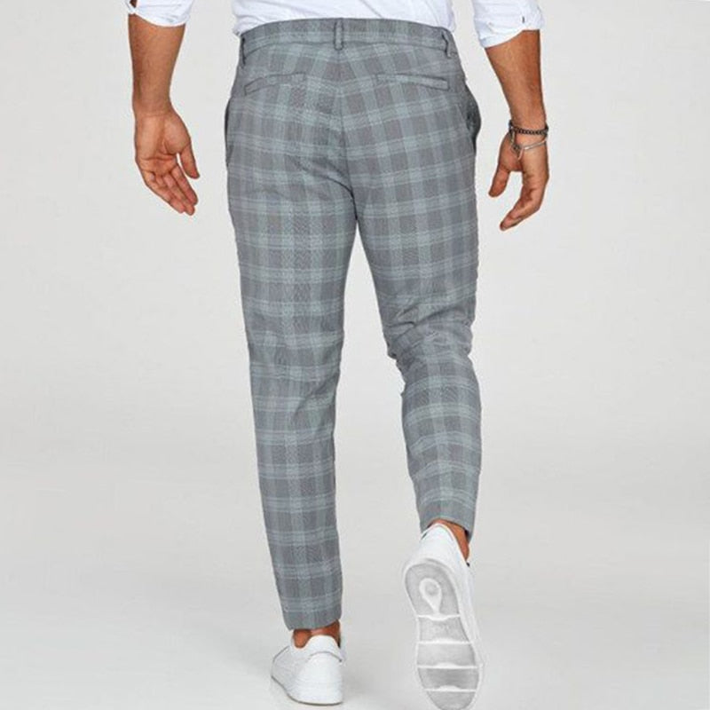 Modische Herrenhose mit schmaler Passform und trendigem Karomuster für einen eleganten Look.